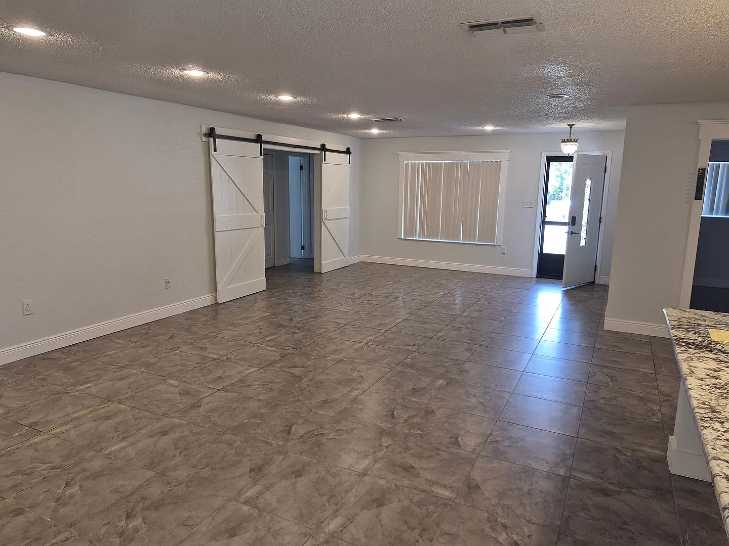 3 Bedroom, 2 Bathroom with nice yard, close Epic Universe, SeaWorld and Convention Center — Photo 4