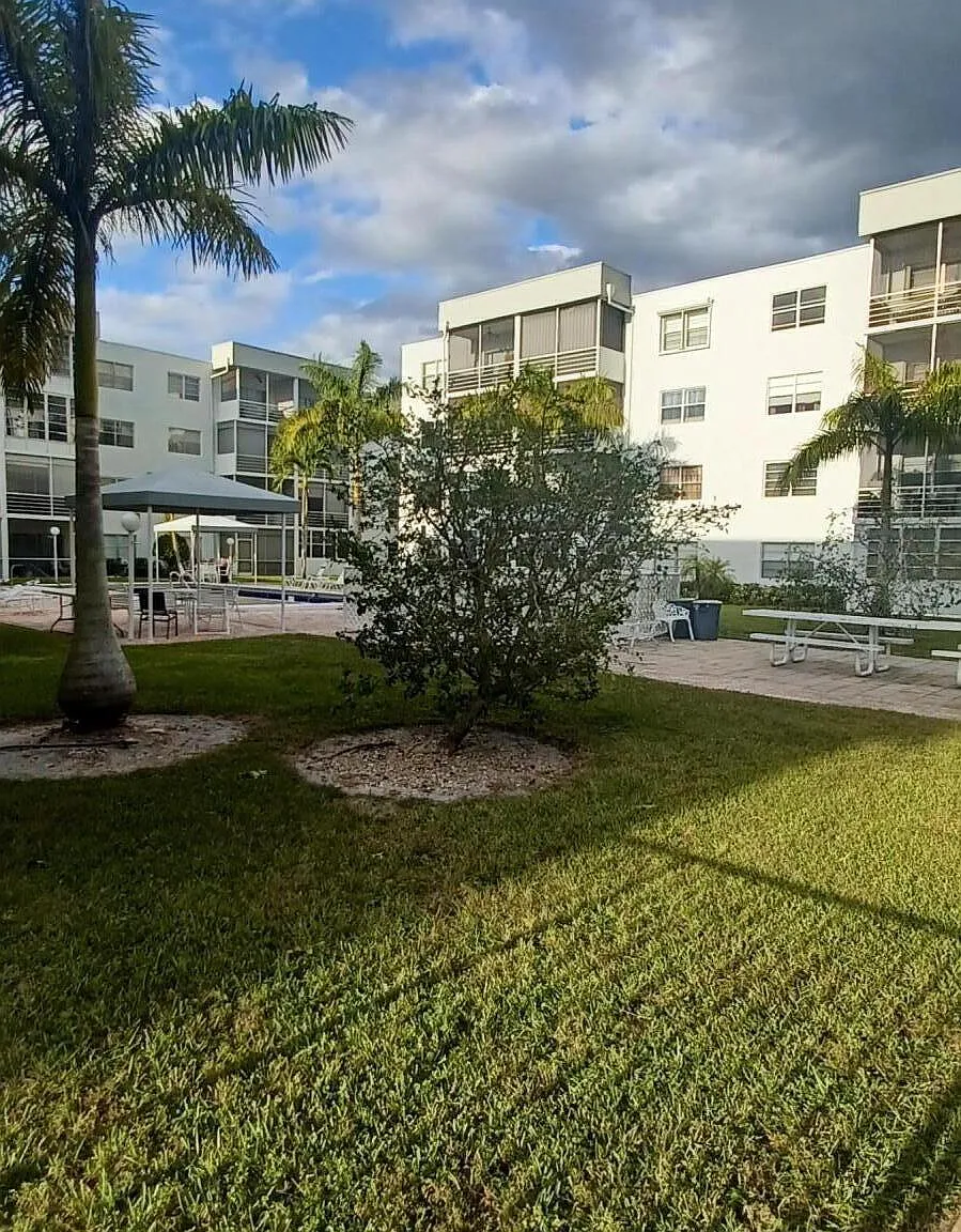 2 bed, 2.0 bath, 868 sqft, $1,700 — Photo 2