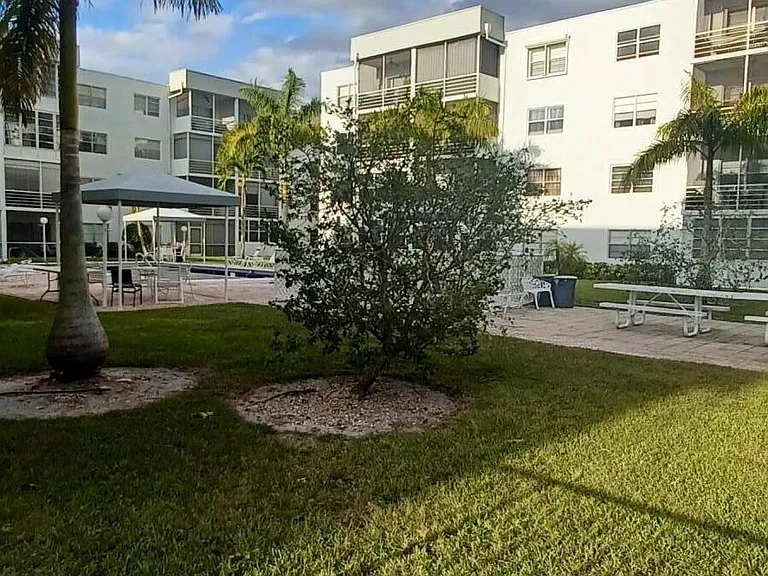 2998 E Sunrise Lakes Dr E #121 — Photo 2