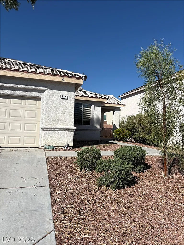 3 bed, 2.0 bath, 1264 sqft, $2,000 — Photo 2