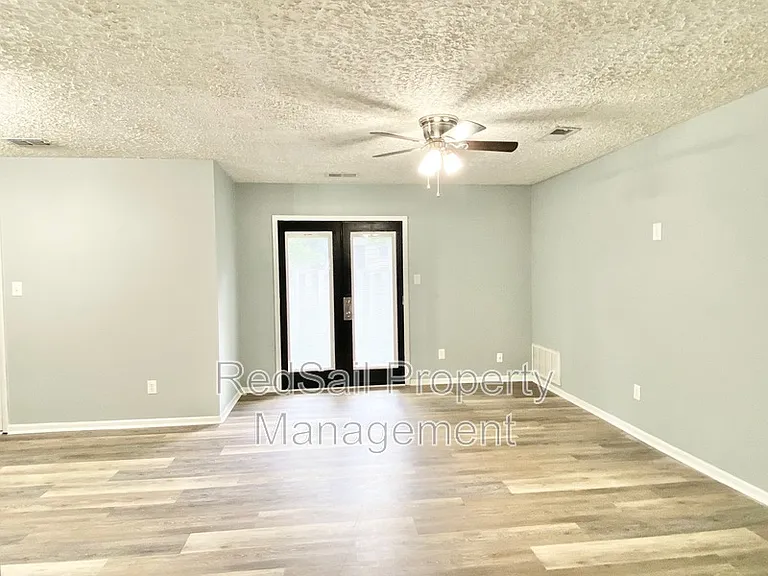 1449 Longdale Dr — Photo 5
