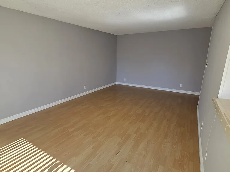13955 Oxnard St — Photo 11