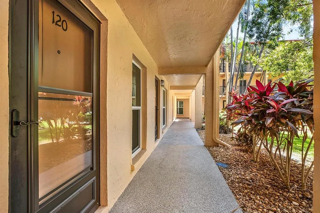 3 bed, 2.0 bath, 1030 sqft, $3,000 — Photo 3