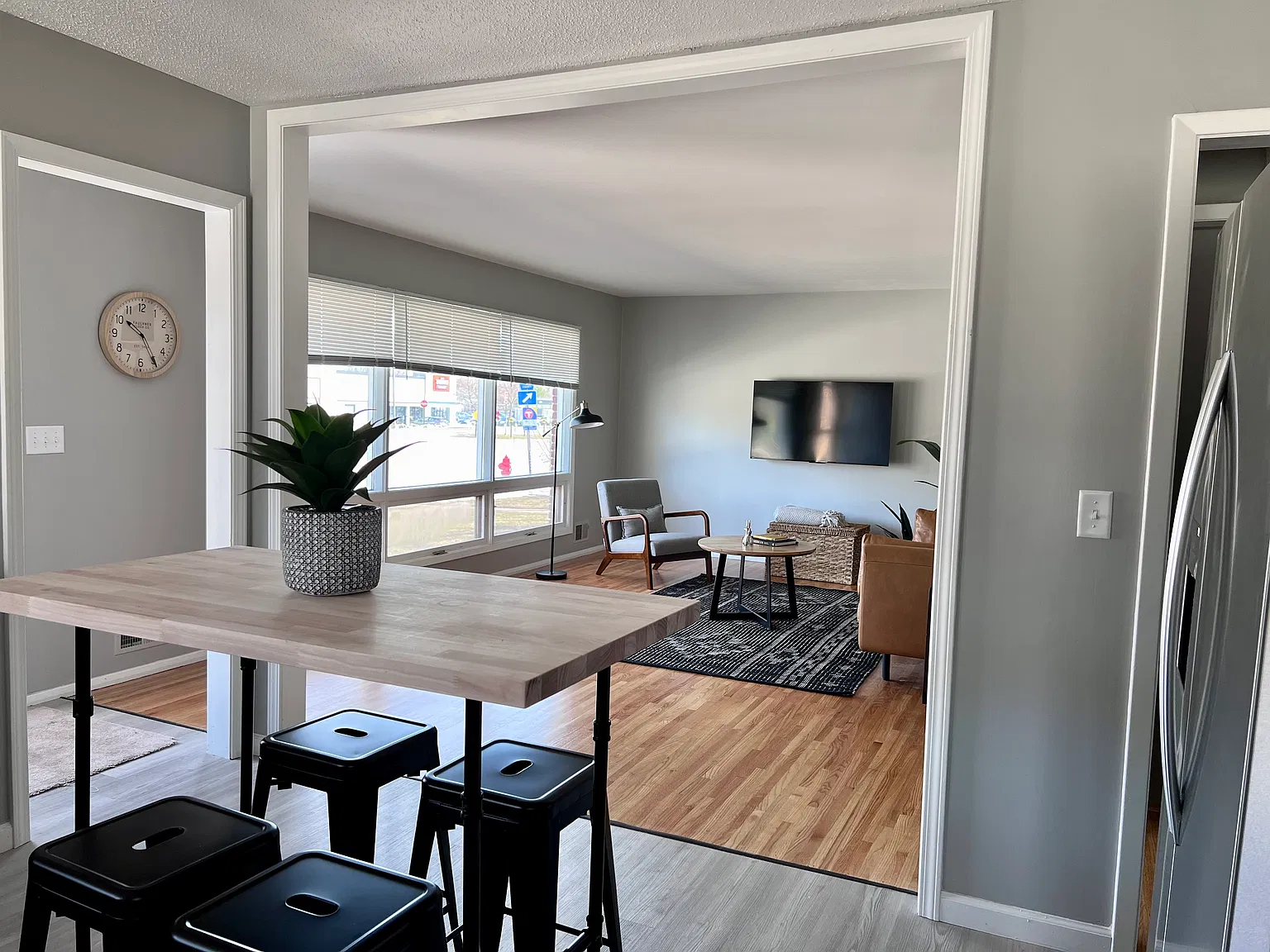 3 bed, 1812 sqft, $3,295 — Photo 2