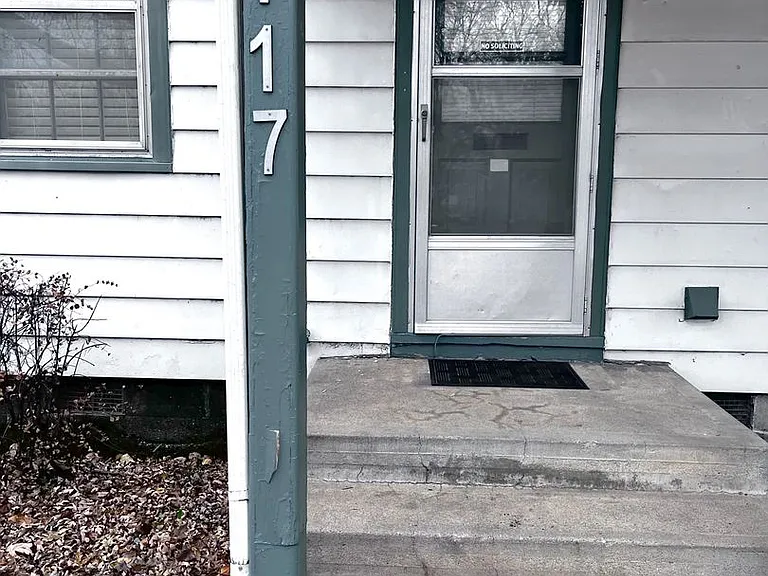 717 W 1st St — Photo 2