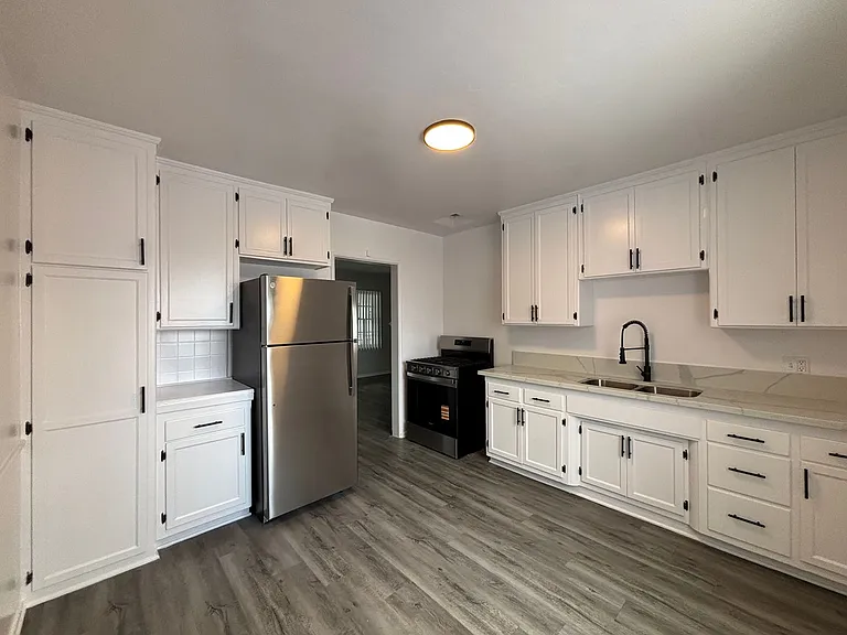 7056 Lanewood Ave — Photo 6