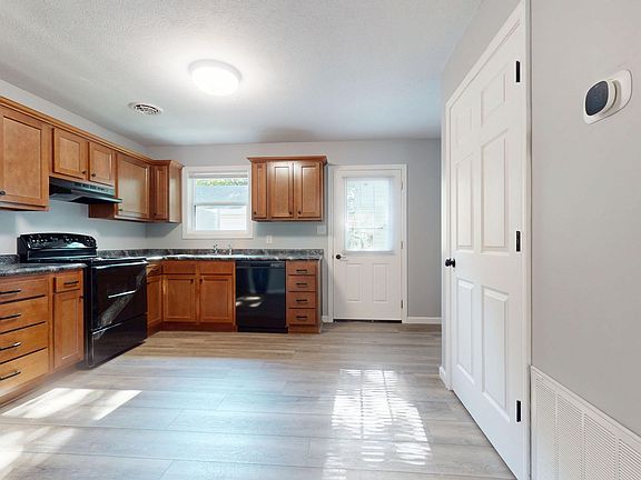 4th image of 121-123 Central Ave #121