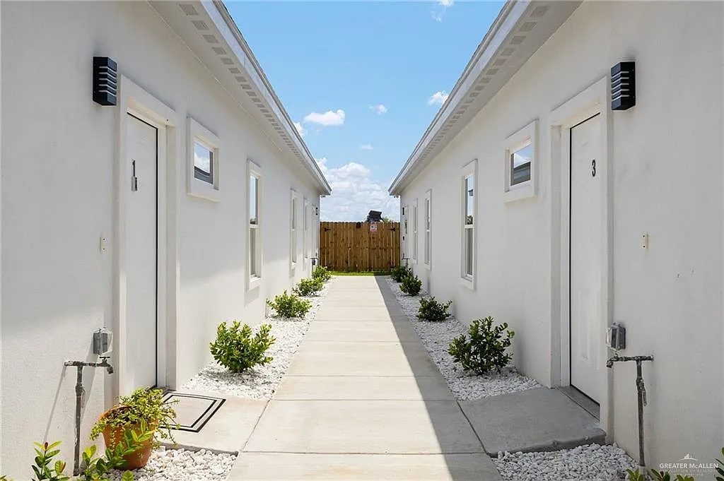 2 bed, 2.0 bath, 1040 sqft, $1,150 — Photo 2