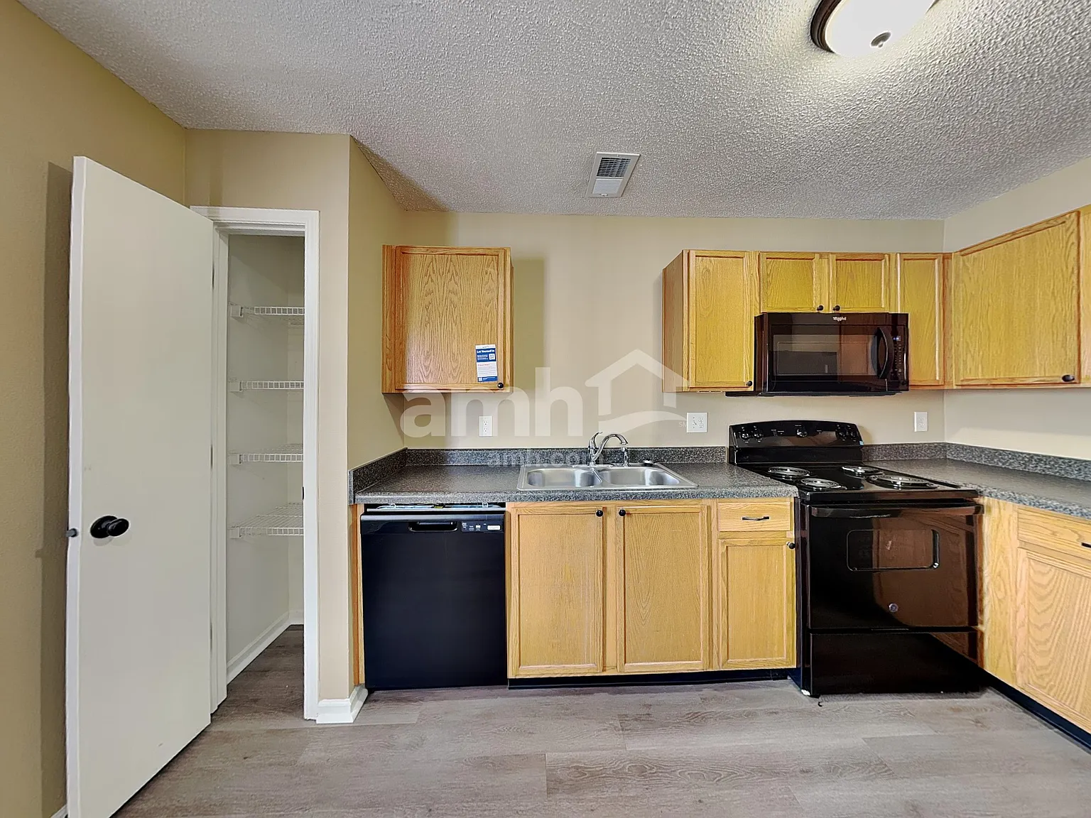 3 bed, 2.5 bath, 1306 sqft, $1,715 — Photo 3