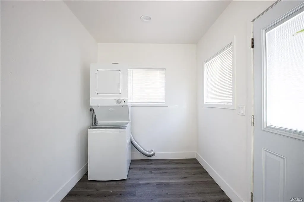 2 bed, 800 sqft, $2,760 — Photo 3