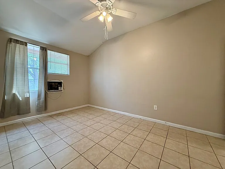 610 Burleson St — Photo 5