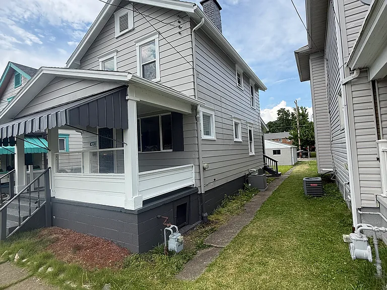 921 1st Ave — Photo 1