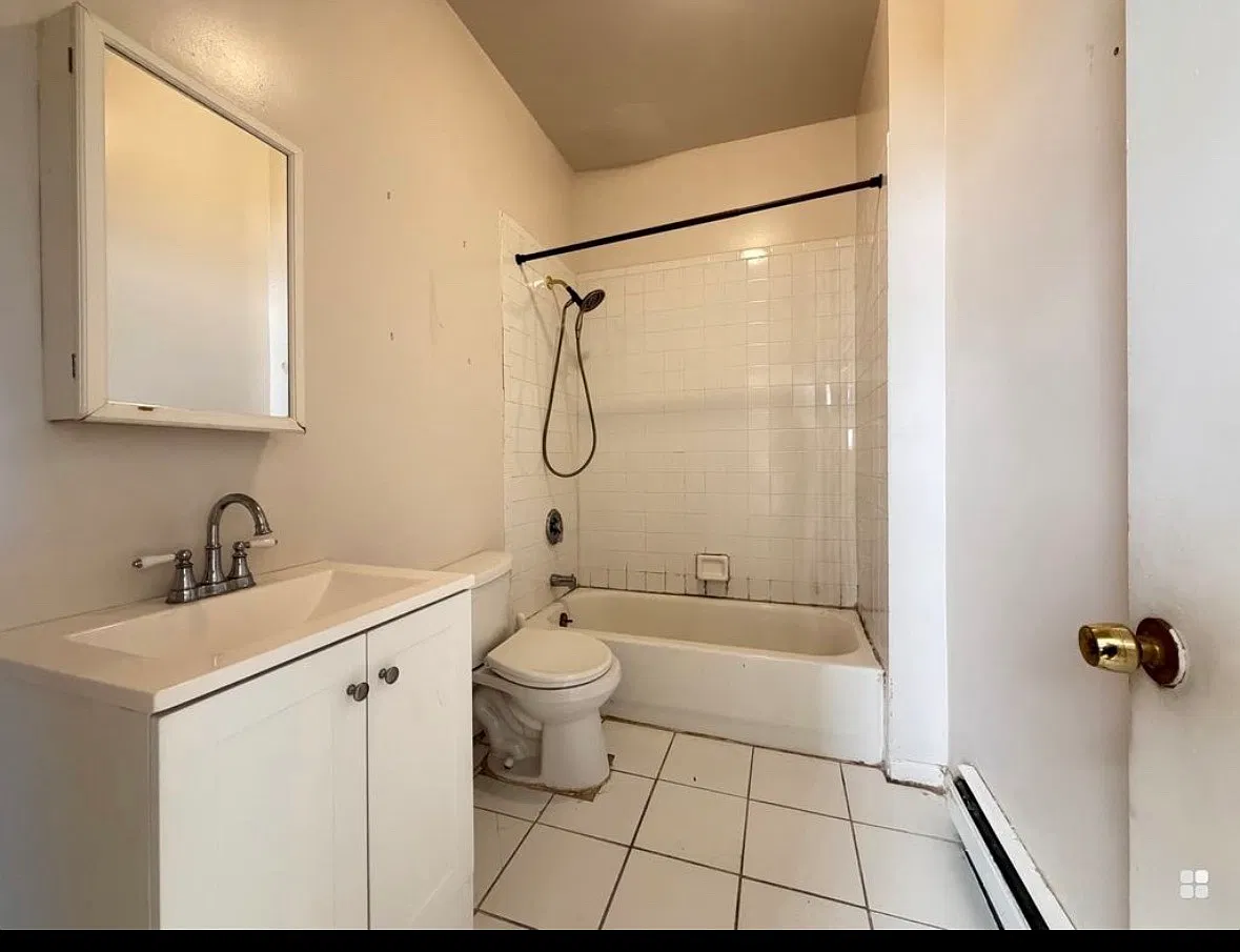 3 bed, 1000 sqft, $2,500 — Photo 2