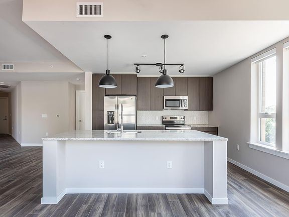 4th image of 2 Park Ave #2