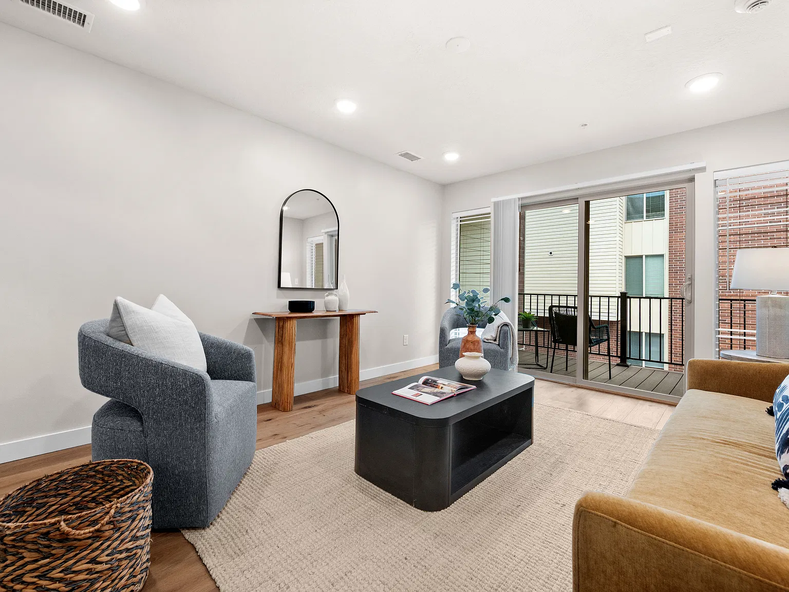 2 bed, 1050 sqft, $2,000 — Photo 3
