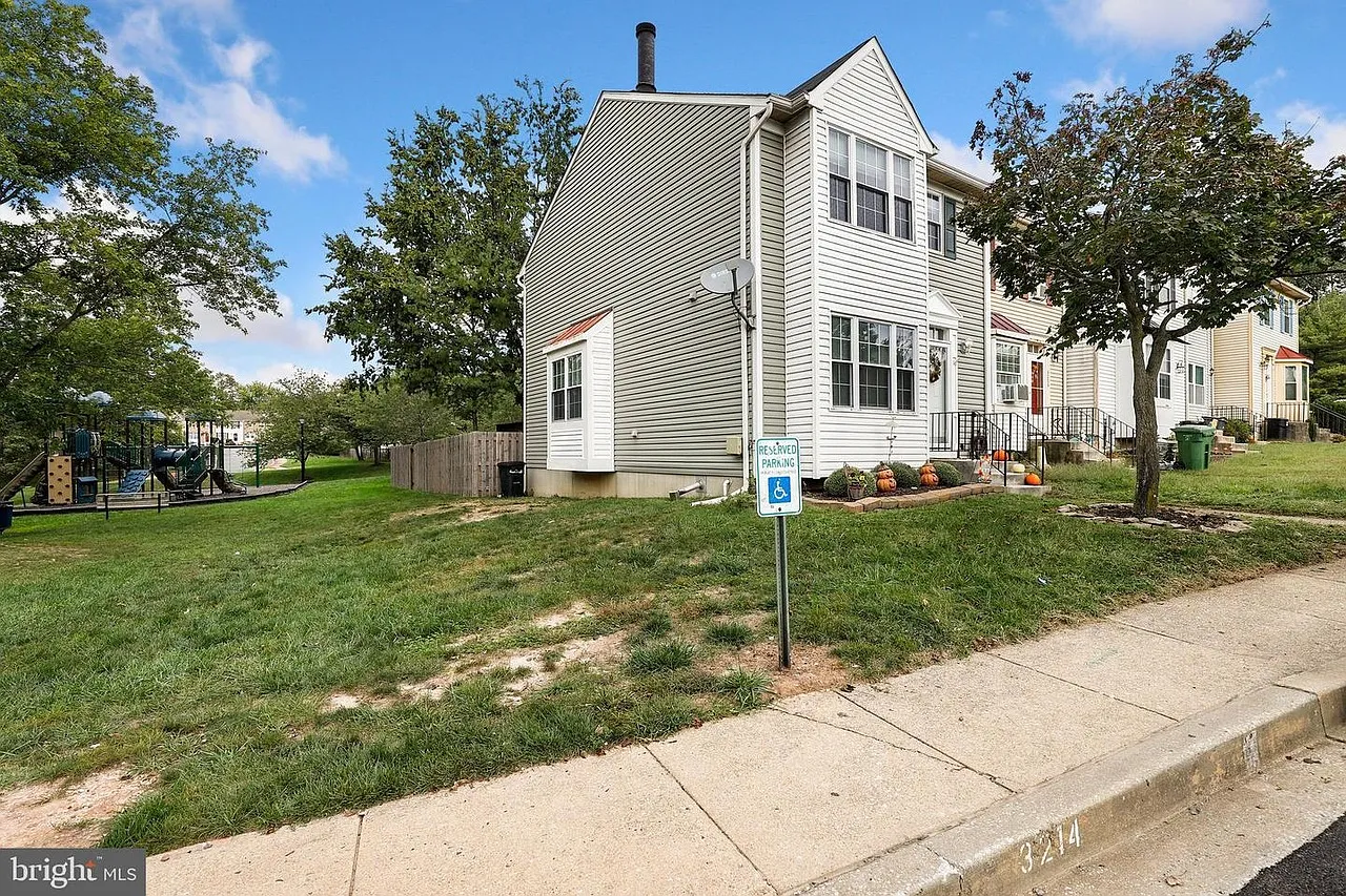 3 bed, 1396 sqft, $2,250 — Photo 2