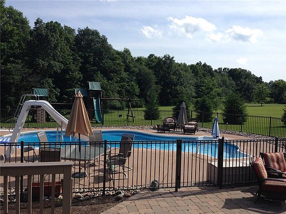 5th image of 24 Gravel Hill Ln