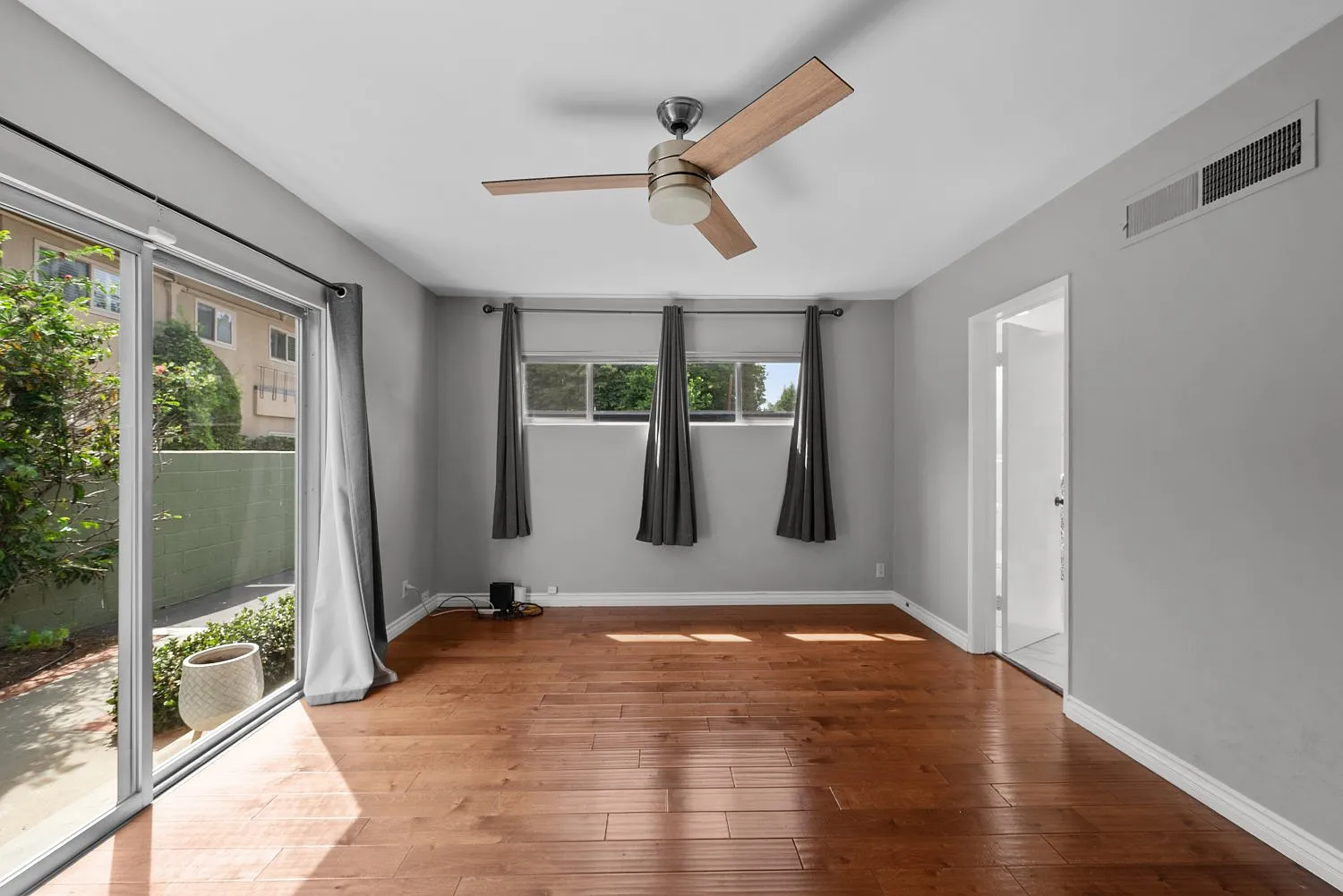 2 bed, 1270 sqft, $4,500 — Photo 4
