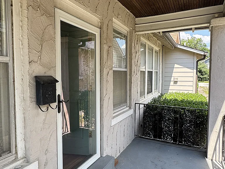 688 S Mansfield St — Photo 4
