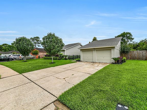 2nd image of 5206 Appleblossom Ln
