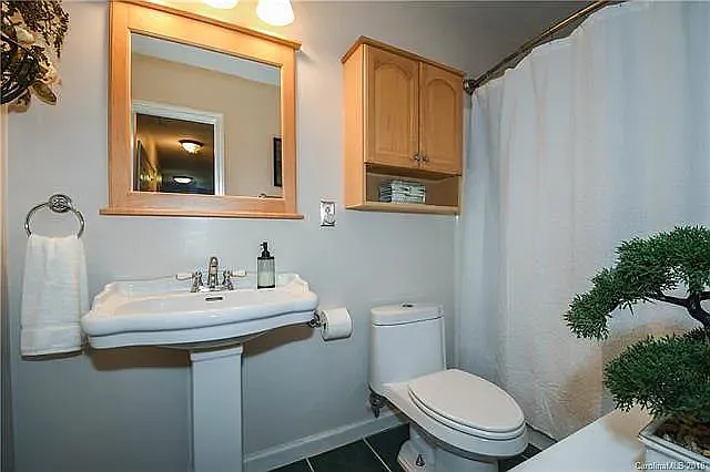 4 bed, 2242 sqft, $900 — Photo 2