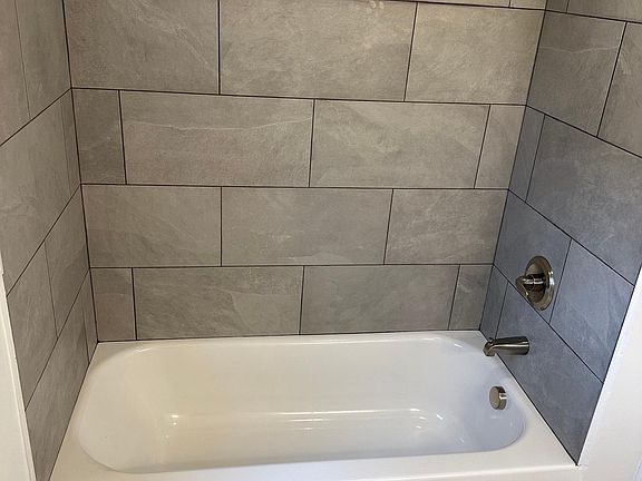 5th image of 319 Greenwood St