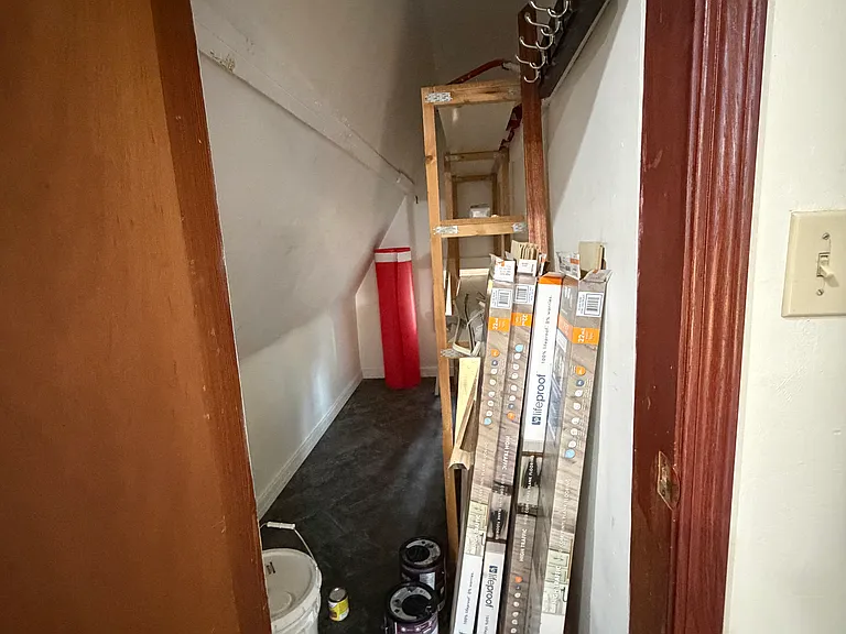 229 Oxford Ave — Photo 9