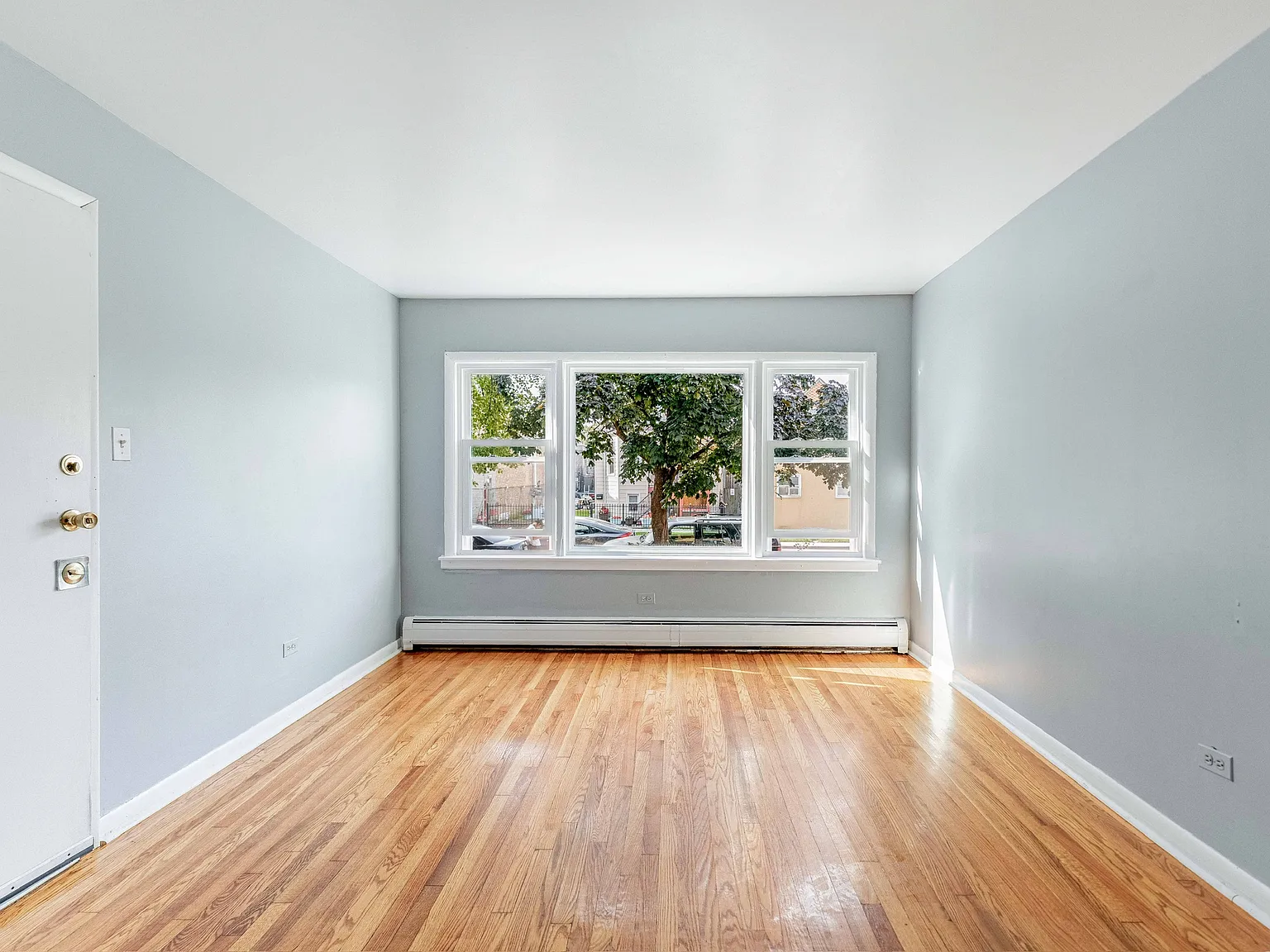 3 bed, 1000 sqft, $2,100 — Photo 3