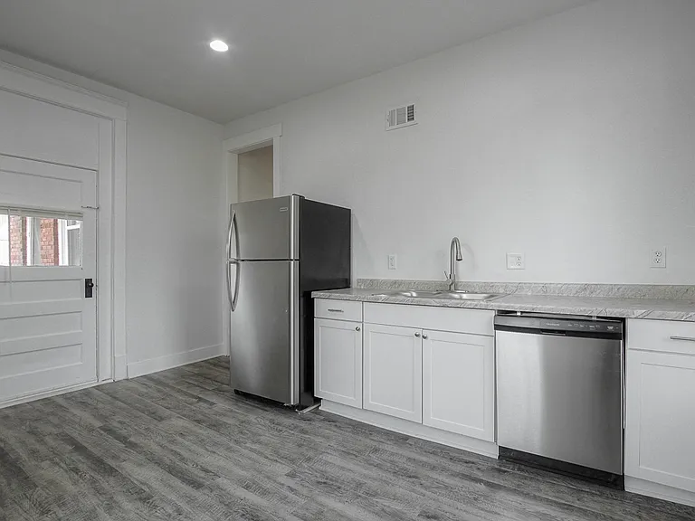3226 E 11th St #B — Photo 9