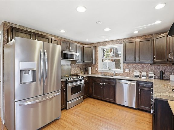 5th image of 23 Bellmore Rd