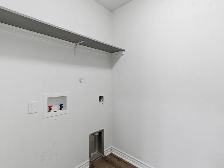 521 E Sears St — Photo 2