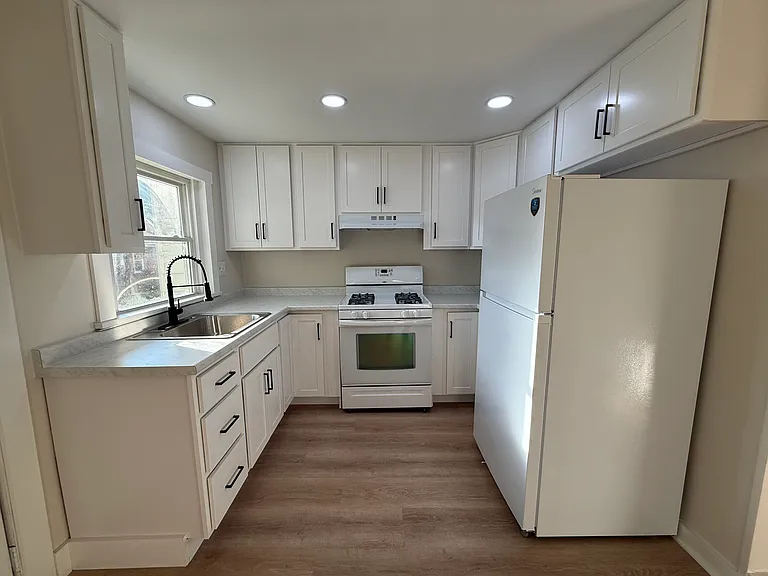 1005 Victoria Ave — Photo 14