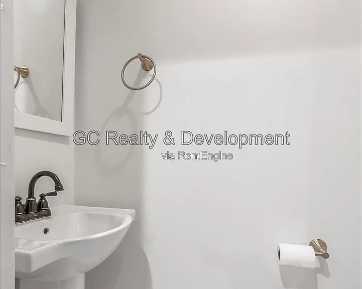 832 W Barry Ave #B — Photo 22