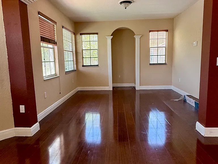 1907 Belmont Ln — Photo 5