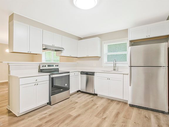 5th image of 948 Red Apple Dr