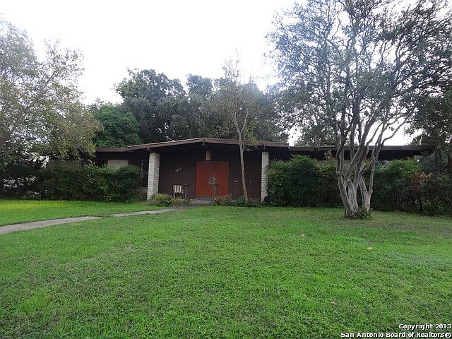 1st image of 2902 Woodcrest Dr