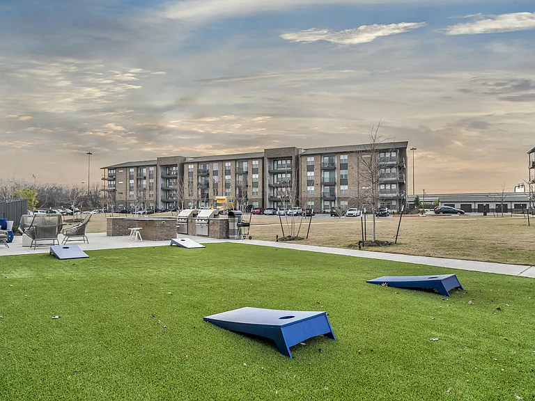 Axis Grand Crossing — Photo 21