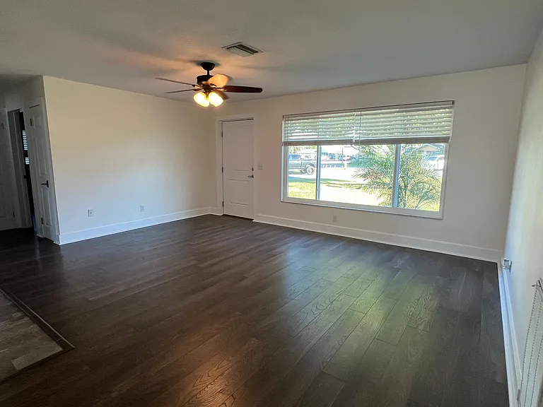 1542 Andover Dr — Photo 4