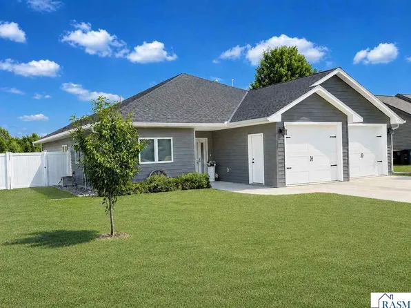 1122 Crystal Lake Dr, Lake Crystal, MN 56055