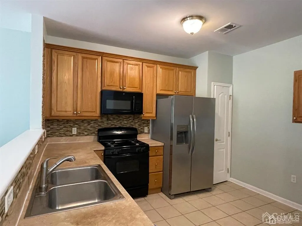 3 bed, 2.0 bath, 1340 sqft, $3,000 — Photo 3