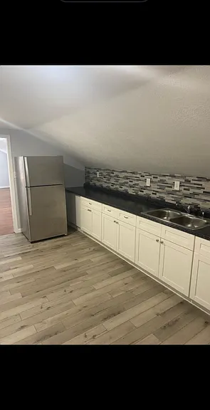 437 Saint Claire St #B — Photo 2