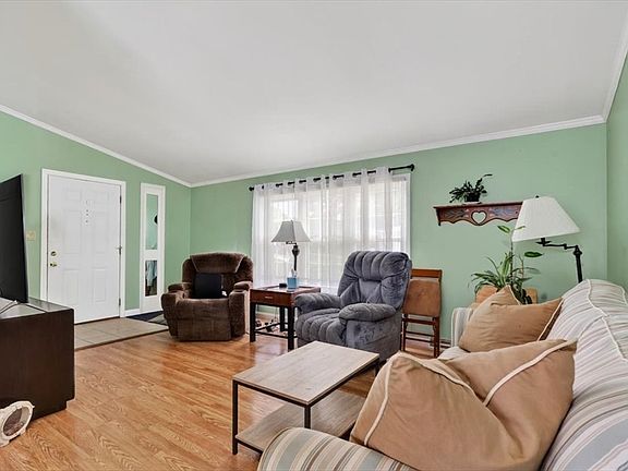 4th image of 46 Leisurewoods Dr