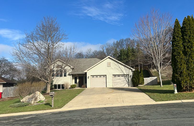 1st image of 530 Cedar Ct NE