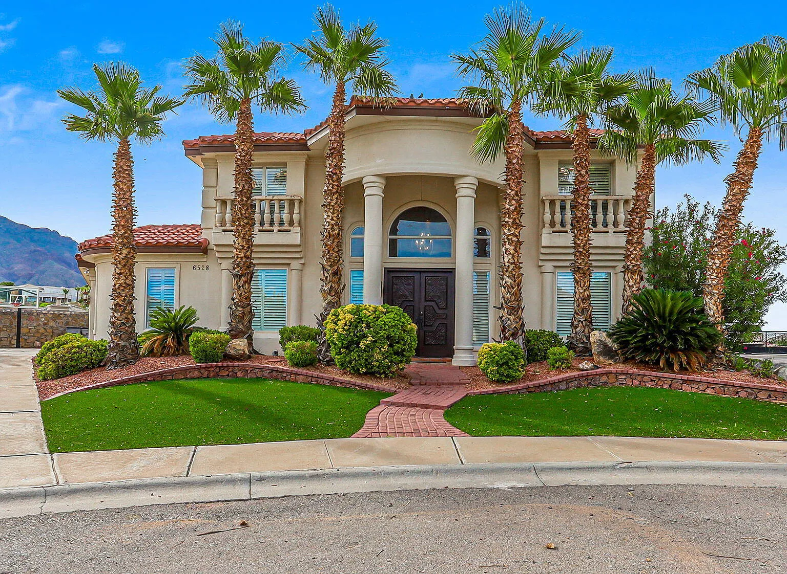 6 bed, 6.0 bath, 5495 sqft, $8,000 — Photo 1