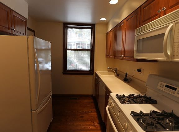 2nd image of 1351 W Melrose St #1