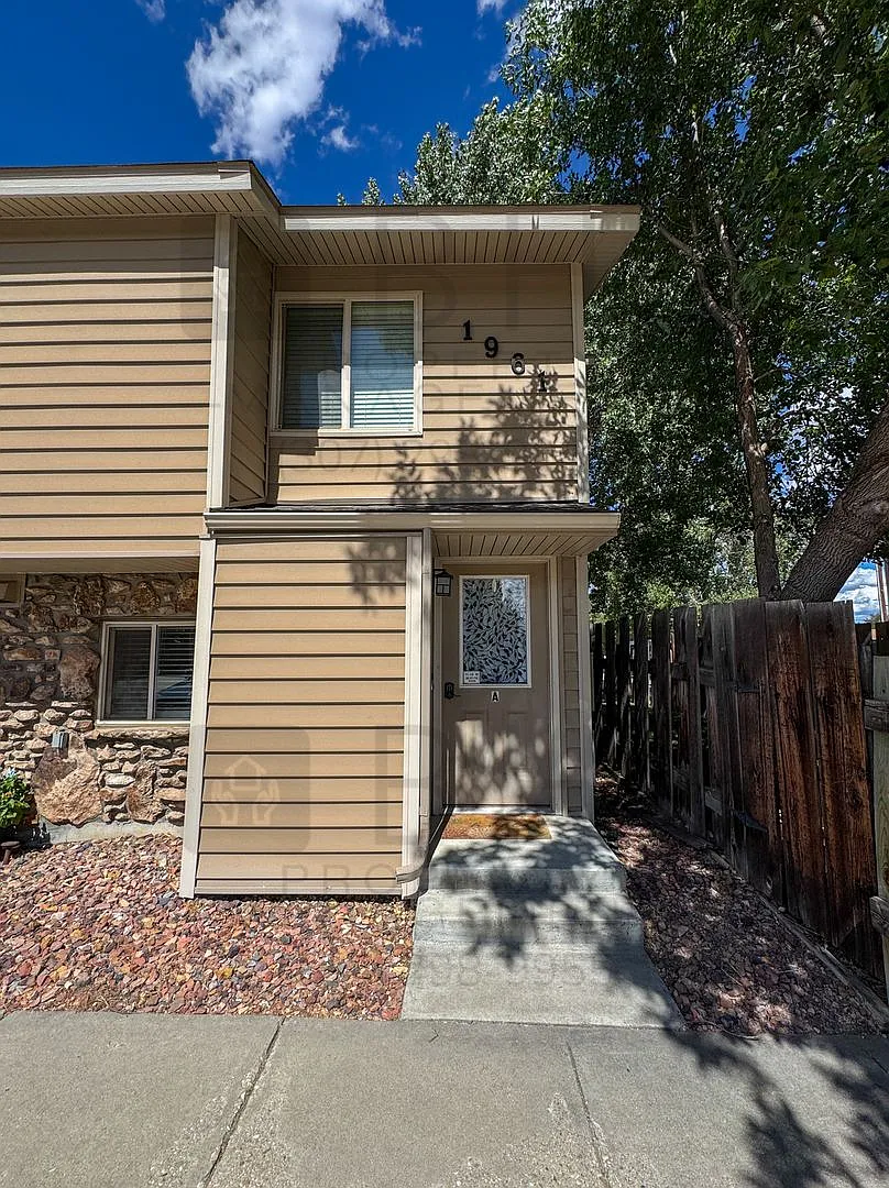 Dog Friendly, 2 Bed/ 1.5 Bath Townhouse — Photo 1