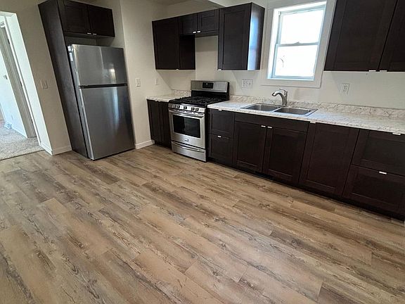 4th image of 878 Washington St