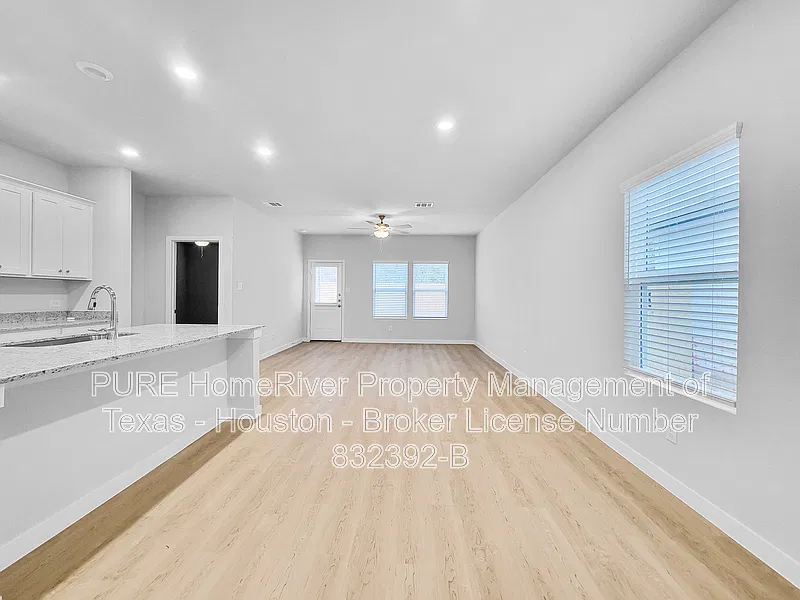 4 bed, 2.5 bath, 1994 sqft, $1,995 — Photo 3
