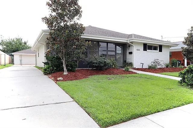 3 bed, 2.0 bath, 1350 sqft, $2,300 — Photo 2