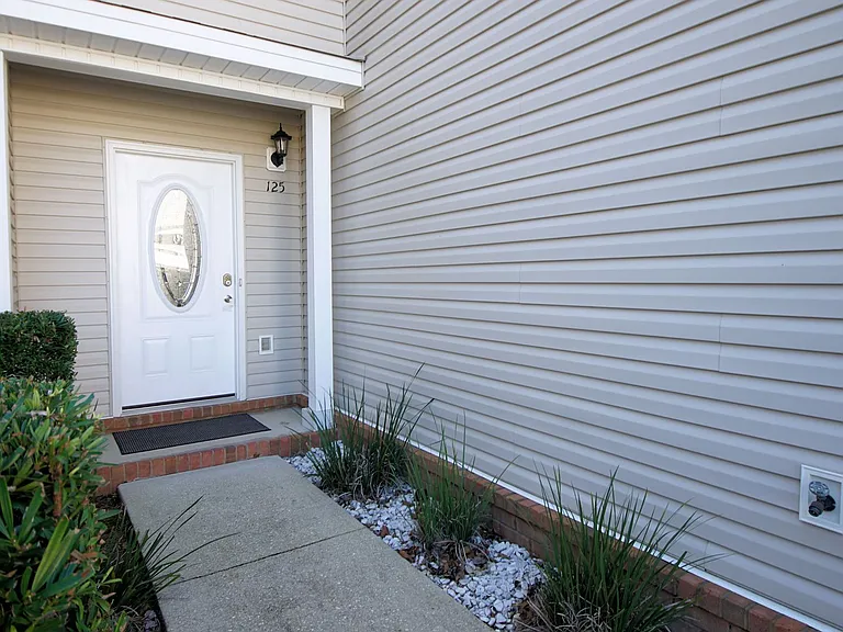 125 Farrah Ave — Photo 2